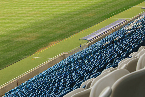 Tyhjä istumapaikka ja katsomo urheilustadionilla - Valokuva, kuva