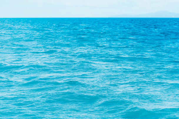 Océan bleu vif avec fond d'onde lisse
. - Photo, image