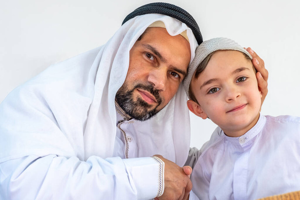 Arabský muslimský otec a syn se spolu cítí šťastni - Fotografie, Obrázek