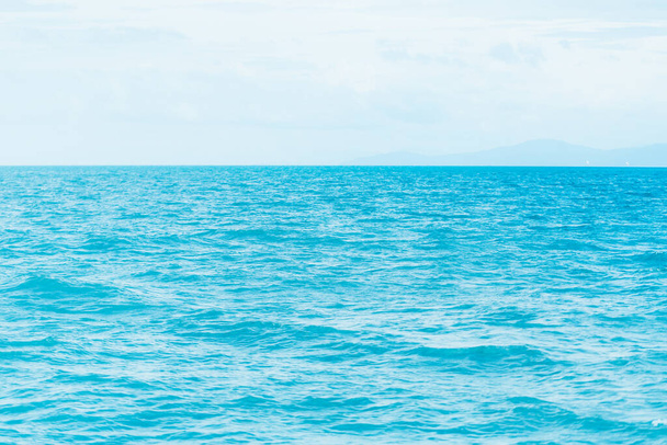 Heldere blauwe oceaan met gladde golf achtergrond. - Foto, afbeelding