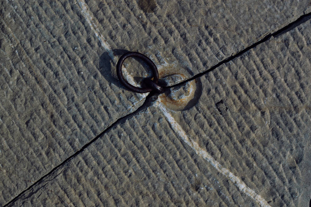 ijzeren ring in ruw beton in detail - Foto, afbeelding