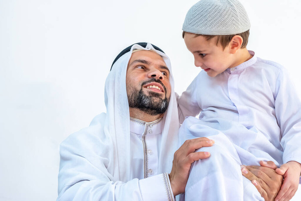Arabe musulman père tenant son fils sur son épaule - Photo, image