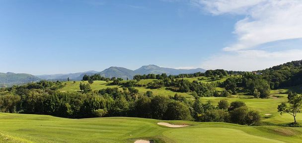 İspanya 'nın Bask bölgesinde bir golf sahasının manzarası - Fotoğraf, Görsel