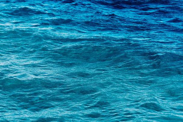 波の背景が滑らかな明るい青の海. - 写真・画像