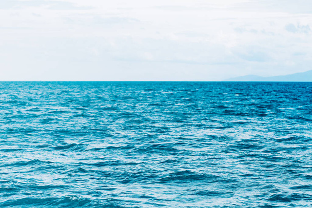 Fényes kék óceán sima hullám háttér. - Fotó, kép