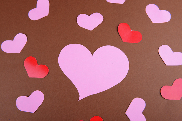 Paper hearts on brown background - Foto, afbeelding