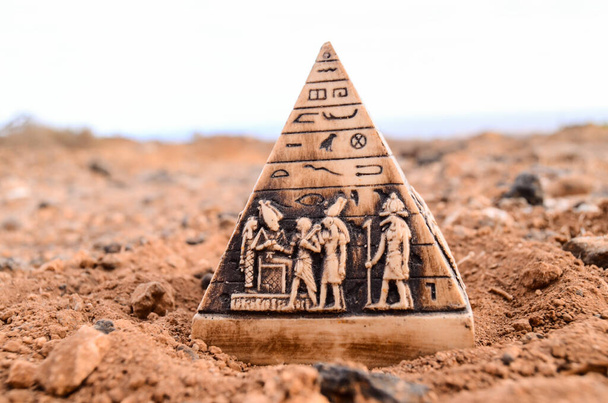 Mısır Piramit Model Minyatürü Kaya Çölünde - Fotoğraf, Görsel