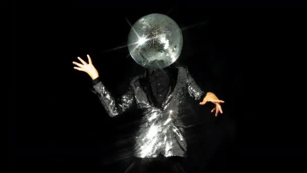 Pan dyskotekowa piłka w srebrnej kurtce tańczy - Materiał filmowy, wideo