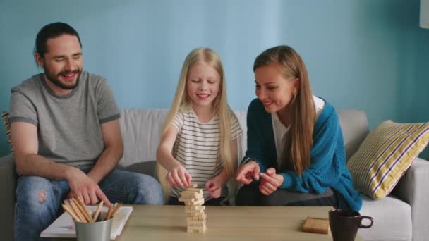 Familie spielt Brettspiel am Wochenende - Filmmaterial, Video