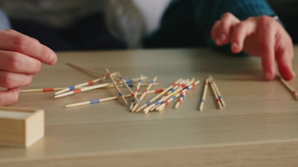 Pick Up Sticks Brettspiel von Menschen gespielt - Filmmaterial, Video