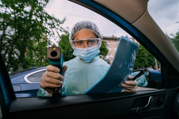 Lääkäri nainen käyttää infrapuna lämpömittari ase tarkistaa ruumiinlämpö - Valokuva, kuva
