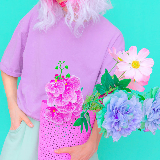 Blühende Blumen ästhetische Stimmung. Sommermädchen. Modekonzept. ideal für Blogger, Webseiten, Zeitschriften, Geschäftsinhaber, Instagram - Foto, Bild