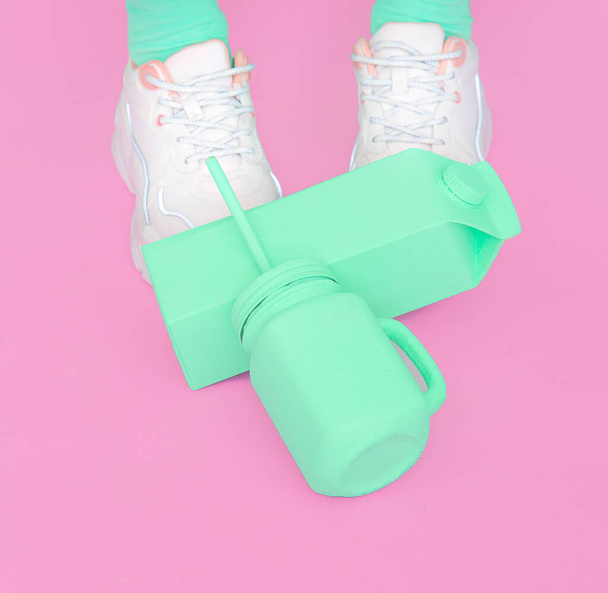 Elegantes zapatillas blancas y basura de embalaje. Moda mínima Concepto de humor de verano. Ideal para blogueros, sitios web, revistas, propietarios de negocios, página de moda instagram. Diseño monocromo de moda
 - Foto, Imagen