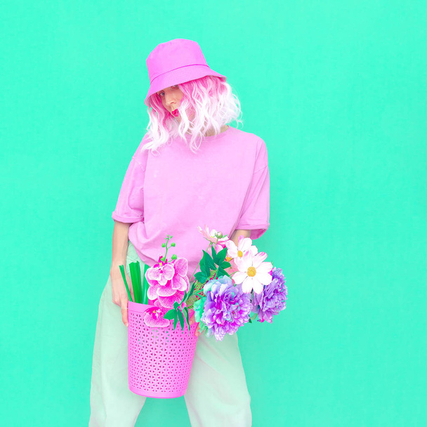 Blühende Blumen ästhetische Stimmung. Hipster Summer Lady. Modekonzept. ideal für Blogger, Webseiten, Zeitschriften, Geschäftsinhaber, Instagram - Foto, Bild