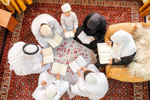 Χαρούμενη αραβική οικογένεια ανάγνωση και μάθηση Quraan κατά τη διάρκεια του ραμαντάν - Φωτογραφία, εικόνα