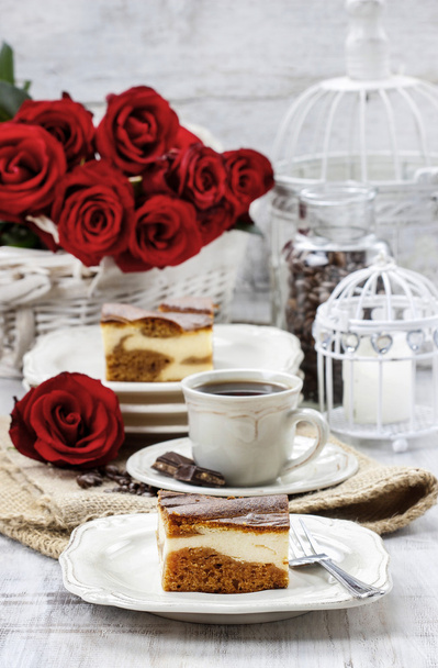 Piece of toffee and vanilla cake - Foto, afbeelding