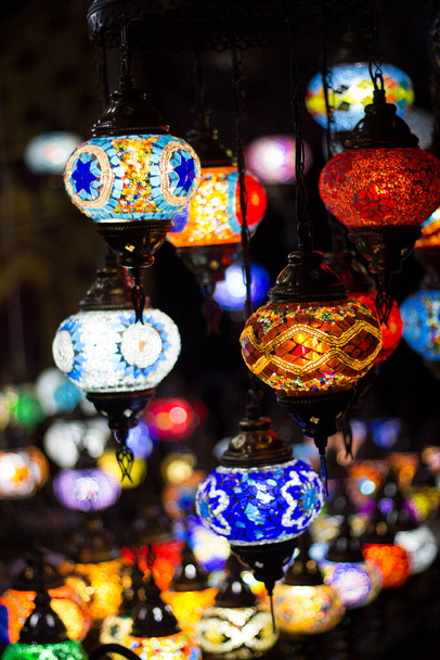 Algunas lámparas típicas marroquíes en la noche
. - Foto, Imagen