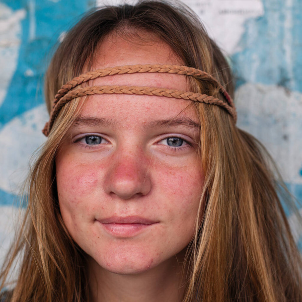 Ritratto ravvicinato di giovane ragazza cool hippie all'aperto (concetto 60-70) - Foto, immagini