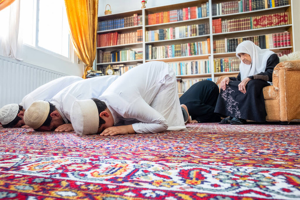 Happy arabic family praying togther - Φωτογραφία, εικόνα