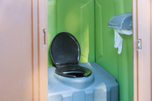 WC transportable utilizado en la industria de la construcción portátil sistema de cabina de inodoro abierto
. - Foto, imagen