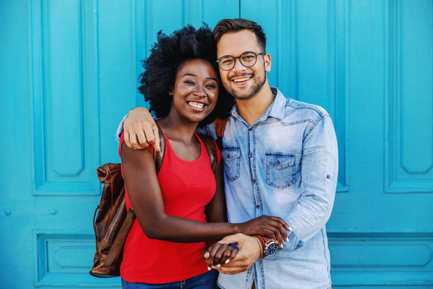 Jovem atraente casal multicultural no amor de pé ao ar livre e de mãos dadas
. - Foto, Imagem