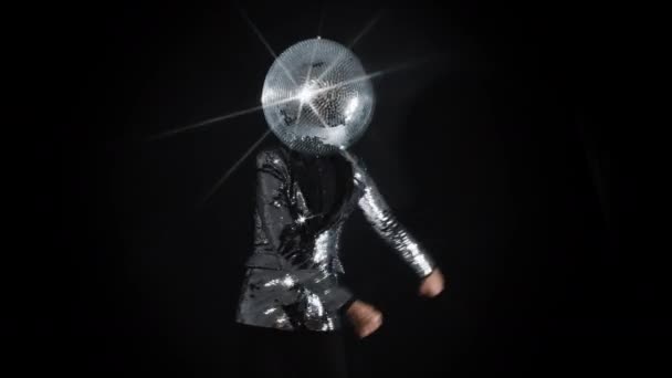 Pan dyskotekowa piłka w srebrnej kurtce tańczy - Materiał filmowy, wideo