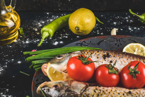 Syrové rybí maso se zelenými chilli papričkami, citronem a rajčaty - Fotografie, Obrázek