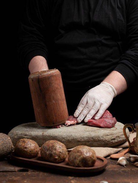Vařit dělá jídlo maso s tmavým pozadím - Fotografie, Obrázek
