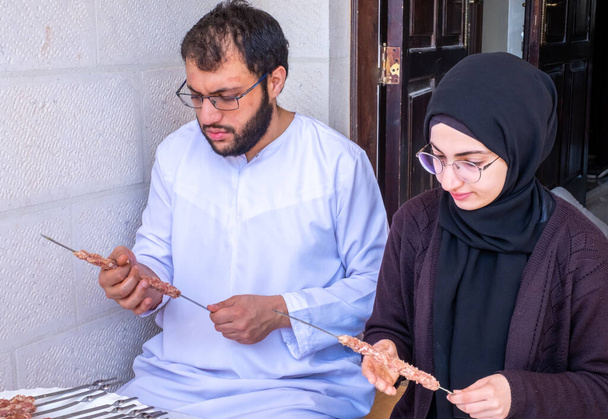 Famiglia musulmana araba che si prepara per il barbecue - Foto, immagini