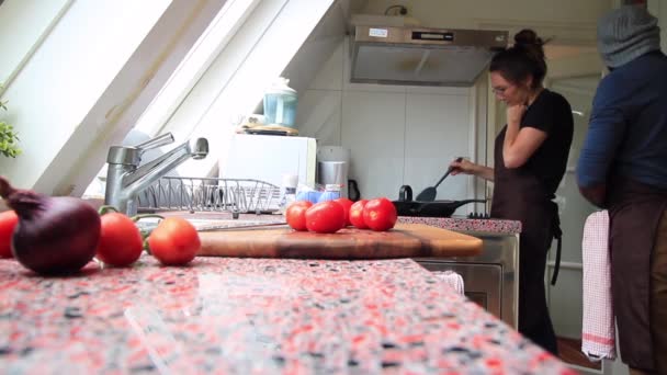 キッチンで健康的な食事のための野菜を準備するシェフ - 映像、動画