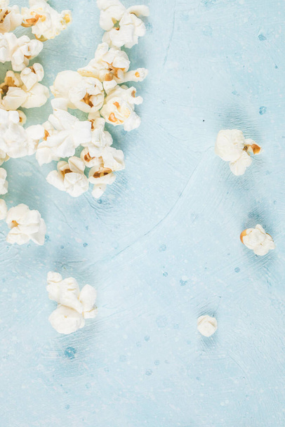 Świeże kukurydza czajnik izolowane na niebieskim tle - Zdjęcie, obraz