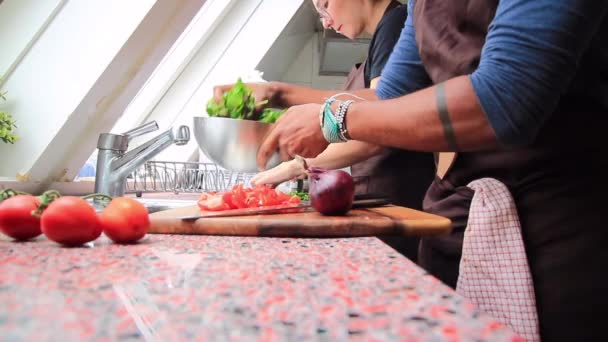 Chefs preparando verduras para una comida saludable en la cocina
 - Metraje, vídeo