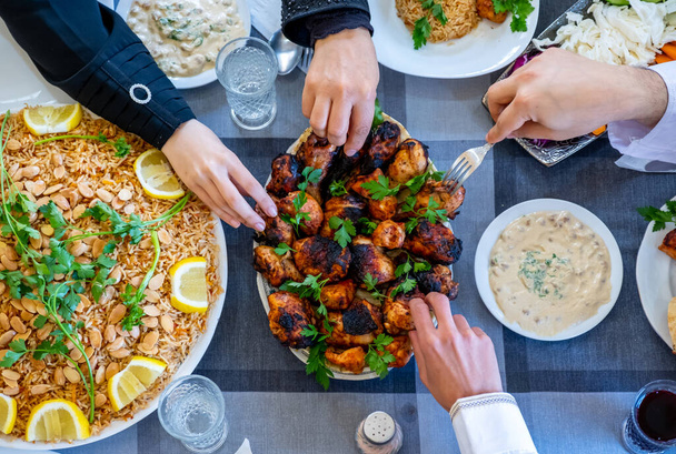 szczęśliwa muzułmańska rodzina jedząca togther - Zdjęcie, obraz