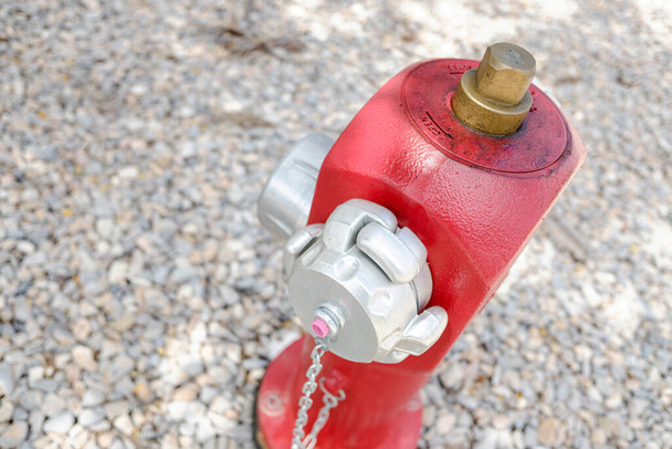 Idratante antincendio in metallo rosso per strada in una zona industriale per la sicurezza antincendio. - Foto, immagini