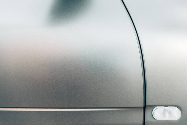 Современные линии в металлическом шасси дизайн дверей автомобиля с матовой краской. - Фото, изображение
