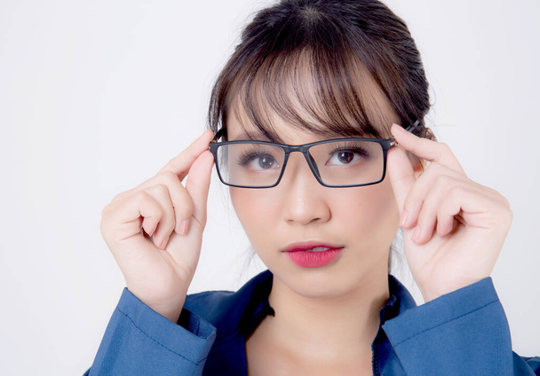 beau portrait jeune entreprise asiatique femme debout portant des lunettes avec confiance isolé sur fond blanc, asie femme d'affaires secrétaire de carrière ou comptable succès de travail avec sourire heureux
. - Photo, image