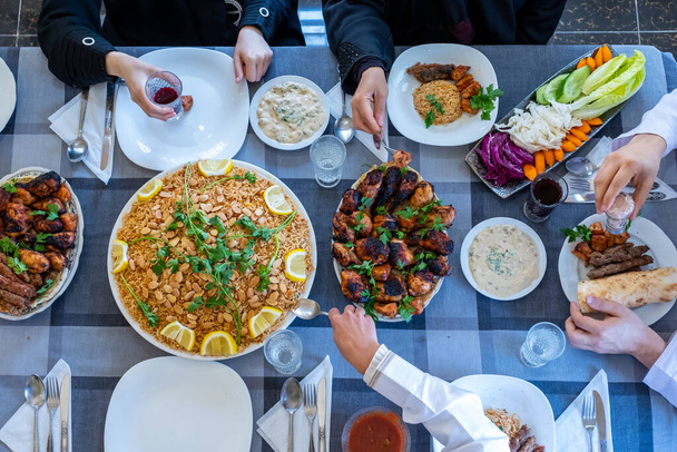 Szczęśliwa arabska rodzina muzułmanów korzystających z jedzenia togther w Ramadan - Zdjęcie, obraz