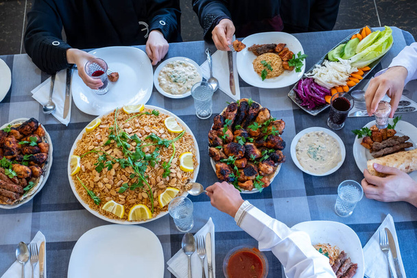 gelukkig moslim familie eten samen - Foto, afbeelding