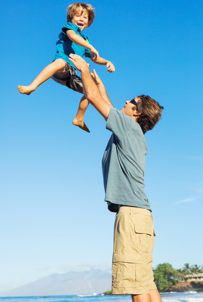 mutlu baba ve oğul tropik sahilde, tasasız mutlu f oynamak - Fotoğraf, Görsel