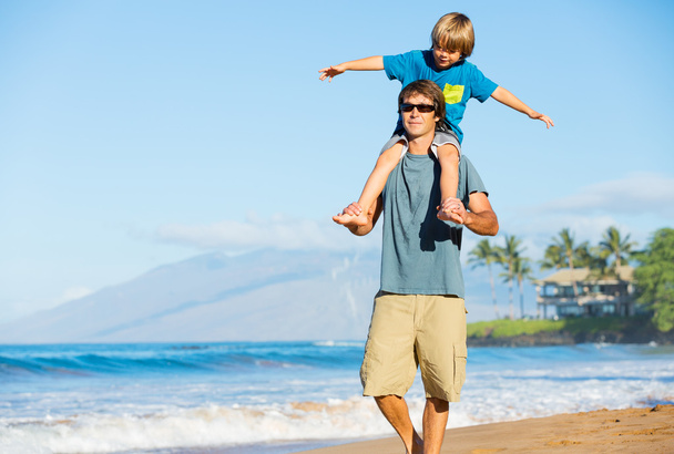 Šťastný otec a syn hraje na tropické pláži, bezstarostné šťastný f - Fotografie, Obrázek