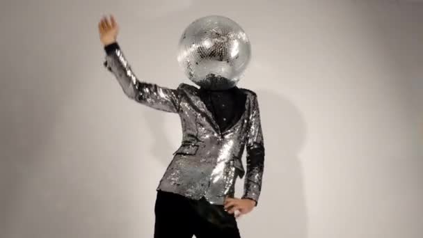 Sr bola de discoteca vestindo jaqueta de prata dança
 - Filmagem, Vídeo