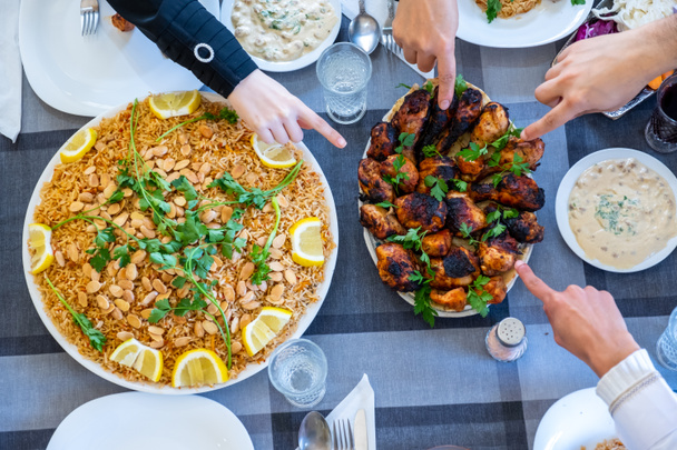 boldog muszlim család eszik együtt - Fotó, kép