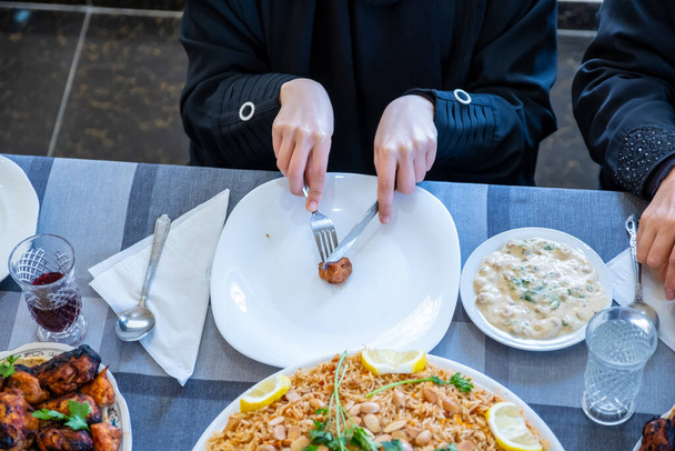 Mutlu Müslüman ailesi birlikte yemek yiyor. - Fotoğraf, Görsel