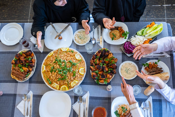 счастливая мусульманская семья ест вместе
 - Фото, изображение