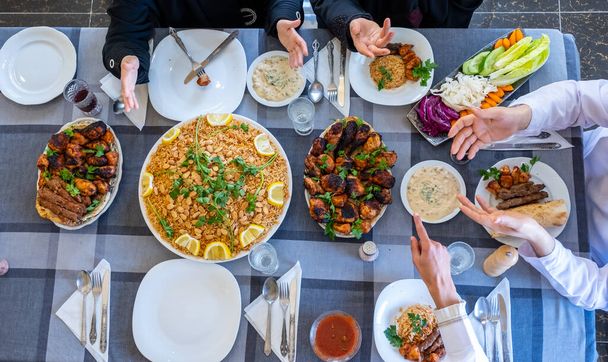 glückliche muslimische Familie beim gemeinsamen Essen - Foto, Bild
