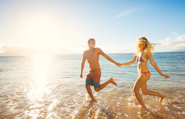 Happy Couple on Tropical Beach at Sunset - Foto, Bild