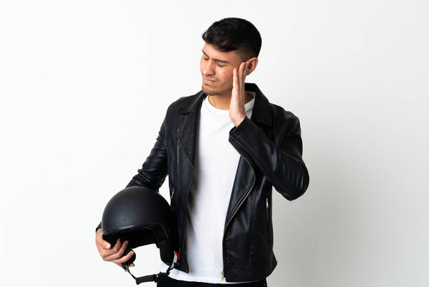 Mann mit Motorradhelm isoliert auf weißem Hintergrund mit Kopfschmerzen - Foto, Bild