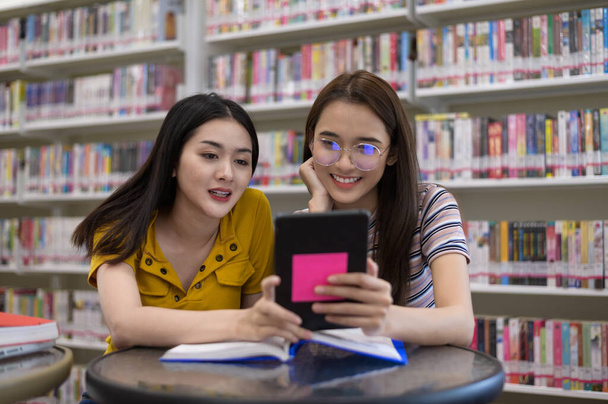 Studenten in der Bibliothek: Asiatische Studentengruppe forscht in Bibliotheken - Foto, Bild