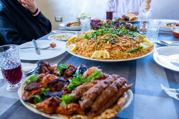 ラマダーン月で一緒に食事を楽しむ幸せなアラビア人ムスリム家族 - 写真・画像