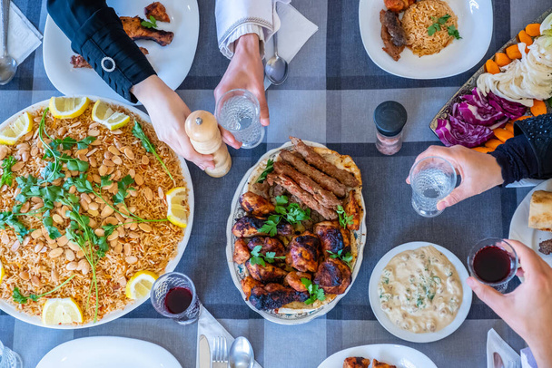 feliz familia musulmana comer togther
 - Foto, Imagen